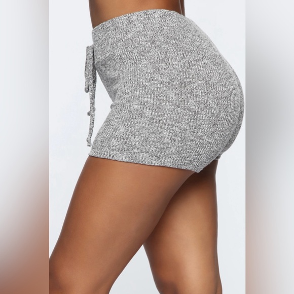 Fashion nova gray stretchy shorts - Picture 3 of 8